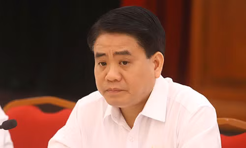 Chu tich Nguyen Duc Chung dong cam voi nguoi dan song quanh bai rac Nam Son