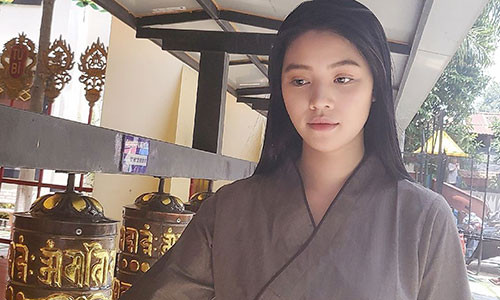 Jolie Nguyen lo ve tieu tuy khi di chua cau an sau on ao