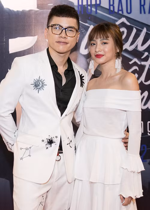 Lần đầu Hoàng Tôn vướng tin đồn tình cảm là năm 2017. Khi đó, bạn gái tin đồn của nam ca sĩ là Dương Minh Ngọc. Ảnh: Khám phá