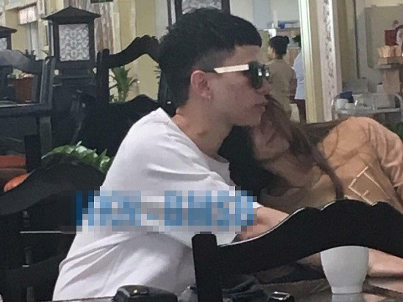 Năm 2018, Hoàng Tôn bị bắt gặp vô tư ôm hôn "gái lạ" ở sân bay. Ảnh: Khỏe và đẹp