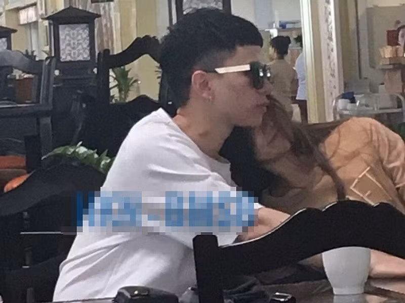 Năm 2018, Hoàng Tôn bị bắt gặp vô tư ôm hôn "gái lạ" ở sân bay. Ảnh: Khỏe và đẹp