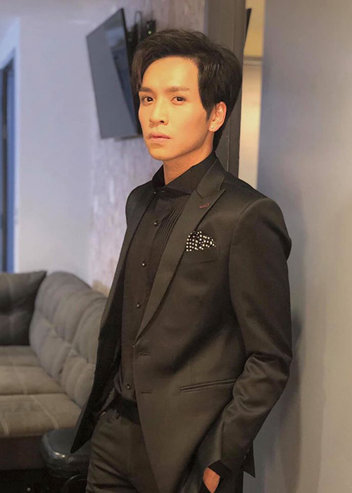 Bạch Công Khanh cũng từng lên tiếng phơi bày góc khuất gạ tình trong làng giải trí Việt. Thời điểm đoạt giải nhì Tiếng ca học đường, nam ca sĩ nhận rất nhiều tin nhắn gạ đổi tình lấy tiền nhưng anh không chấp nhận.