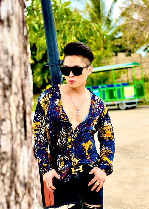 Nam ca sĩ Du Thiên tiết lộ anh cũng bị nhiều người gạ tình. “Cho đến giờ, tôi vẫn nhớ đến một người đồng tính đã từng nói với Du Thiên: “Với giá nửa con xe SH, có đồng ý làm bạn với anh không?", anh chia sẻ.