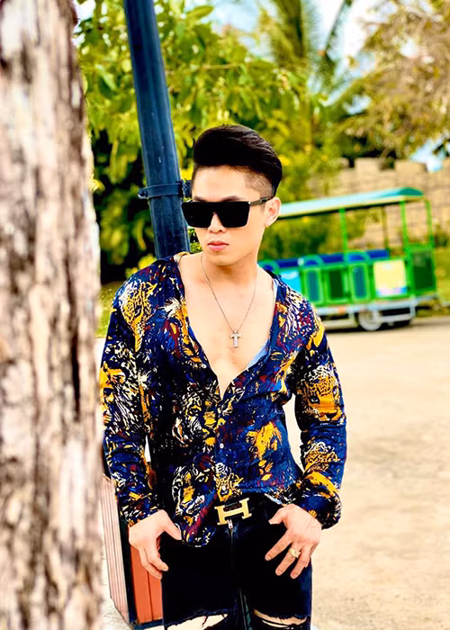 Nam ca sĩ Du Thiên tiết lộ anh cũng bị nhiều người gạ tình. “Cho đến giờ, tôi vẫn nhớ đến một người đồng tính đã từng nói với Du Thiên: “Với giá nửa con xe SH, có đồng ý làm bạn với anh không?", anh chia sẻ.