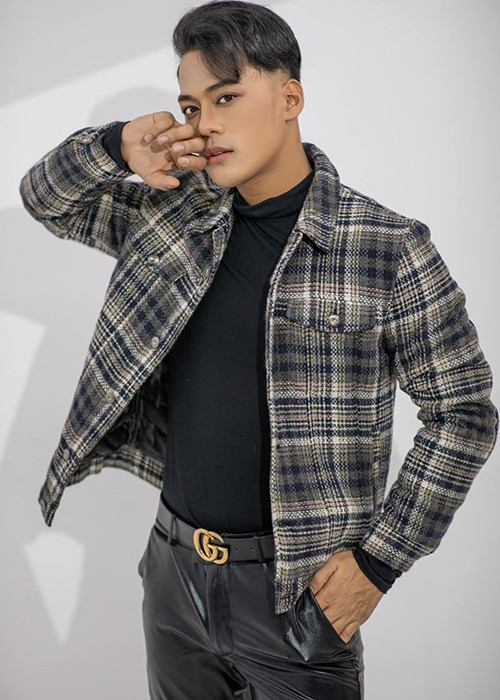 Phan Ngọc Luân còn bị nhiều nam đại gia tán tỉnh mời đi chơi, đi du lịch. Tuy nhiên, nam ca sĩ từ chối những lời mời khiếm nhã này và chọn cách chạy show nhiều hơn để có tiền lo cho bản thân, gia đình.