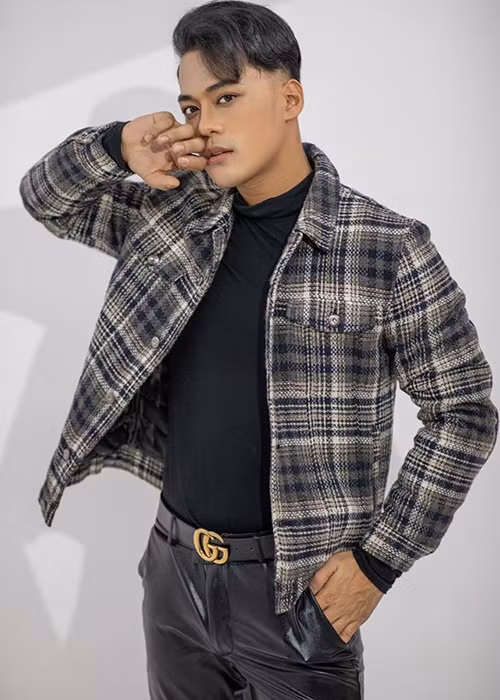 Phan Ngọc Luân còn bị nhiều nam đại gia tán tỉnh mời đi chơi, đi du lịch. Tuy nhiên, nam ca sĩ từ chối những lời mời khiếm nhã này và chọn cách chạy show nhiều hơn để có tiền lo cho bản thân, gia đình.