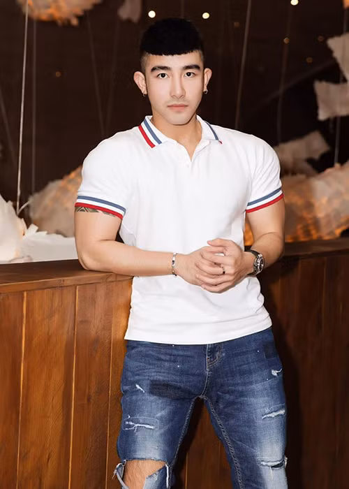 "Hình như mình càng chảnh thì người ta càng tò mò, càng khao khát. Sau đó họ đề nghị giá 8.000 USD (hơn 178 triệu đồng) nhưng mình vẫn quyết không đồng ý. Đó chỉ là một trong những lần mình bị gạ gẫm với giá cao như vậy", Lục Triều Vỹ chia sẻ bị gạ gẫm.