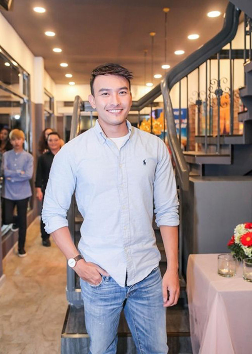 Chan Than San cho biết, anh nhận được nhiều lời gạ gẫm, đa phần từ người thuộc giới tính thứ ba. “Có đại gia điện thoại năn nỉ mời mình gặp... Chỉ gặp mặt và ngồi hóng gió, ngắm trăng rồi ăn cho đại gia coi thôi mà trả mình 50.000 USD”, hot boy một thời cho hay. Ảnh: Dân Việt Mời quý độc giả xem video "Từ bỏ ước mơ nghề nghiệp vì bị gạ tình công sở". Nguồn VTC Now