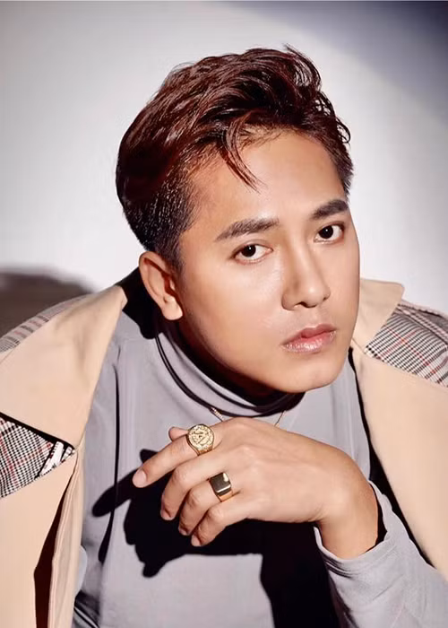 Châu Khải Phong tâm sự khi mới vào nghề, anh được đề nghị cặp đại gia khiến nam ca sĩ cảm thấy ớn lạnh. "Tôi xác định cực bao nhiêu cũng chịu đựng được nhưng bảo đánh đổi về thể xác và tình cảm thì thôi mình từ chối”, Châu Khải Phong nhấn mạnh.