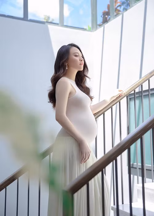 Nhan sắc bà bầu Đàm Thu Trang được nhiều người tấm tắc khen ngợi.