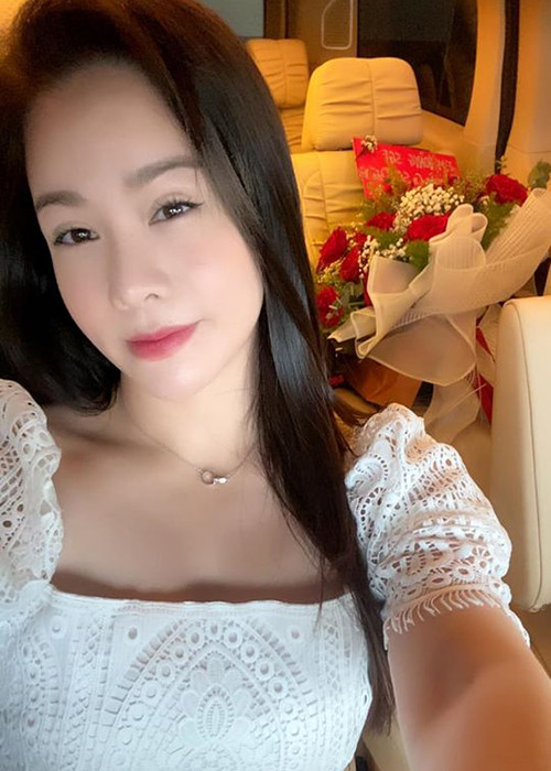 Nhật Kim Anh trông tươi tắn khi đi nhận xe.