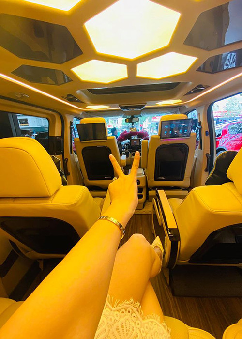 Nữ ca sĩ khoe tậu xe hơi đắt tiền.