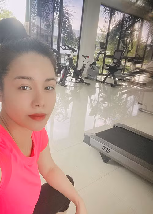 Trước đó, giữa ồn ào bị Hồ Gia Hùng tố là lý do khiến TiTi bỏ vợ con, Nhật Kim Anh một mực phủ nhận không liên quan đến chuyện vợ chồng TiTi ly hôn.