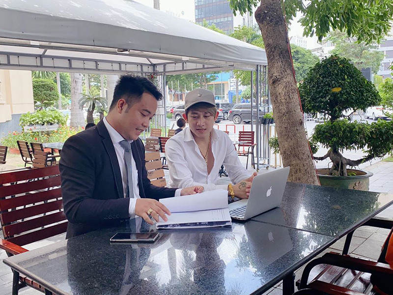 “Bằng mọi giá tôi sẽ nhờ luật sư của tôi làm cho rõ trắng đen việc này, tôi cam đoan người tung tin thất thiệt sẽ nhận hậu quả. Không phải tự dưng không bằng không chứng mà bôi nhọ danh dự tôi được”, Hồ Gia Hùng nhấn mạnh. Ảnh: Thời báo doanh nhân