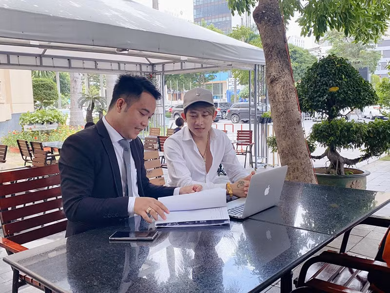 “Bằng mọi giá tôi sẽ nhờ luật sư của tôi làm cho rõ trắng đen việc này, tôi cam đoan người tung tin thất thiệt sẽ nhận hậu quả. Không phải tự dưng không bằng không chứng mà bôi nhọ danh dự tôi được”, Hồ Gia Hùng nhấn mạnh. Ảnh: Thời báo doanh nhân