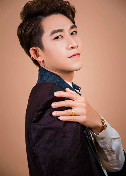 Nam ca sĩ nhanh chóng nhờ luật sư hướng dẫn các thủ tục để khởi kiện người tung tin thất thiệt, đồng thời nhờ văn phòng thừa phát lại lập vi bằng những chứng cứ liên quan.