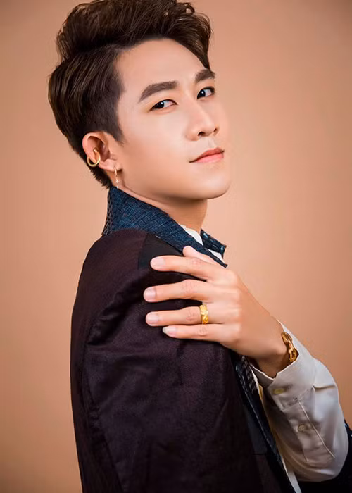 Nam ca sĩ nhanh chóng nhờ luật sư hướng dẫn các thủ tục để khởi kiện người tung tin thất thiệt, đồng thời nhờ văn phòng thừa phát lại lập vi bằng những chứng cứ liên quan.