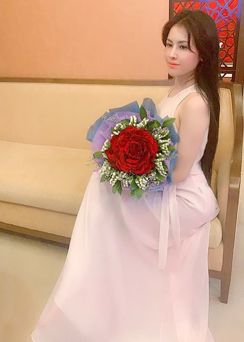 Người đẹp bị tước danh hiệu vì scandal hiện tại chịu khó "thả thính" trên mạng xã hội.