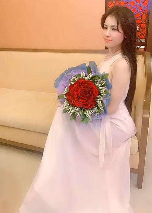 Người đẹp bị tước danh hiệu vì scandal hiện tại chịu khó "thả thính" trên mạng xã hội.