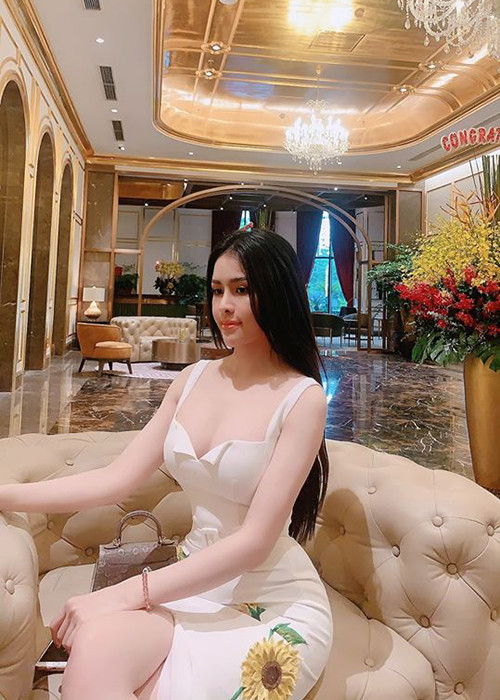 Cô nàng vẫn chuộng trang phục gợi cảm.