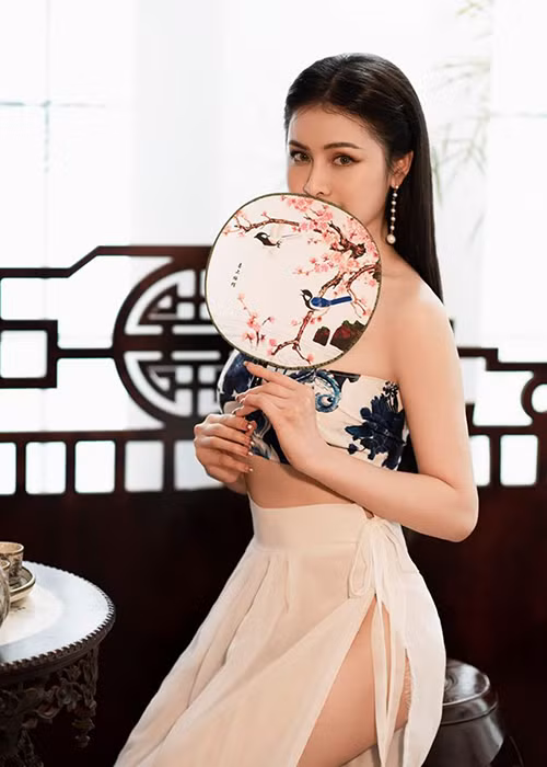 Trước khi vướng ồn ào, một mình Thư Dung gồng gánh gia đình vì bố của cô bị suy thận.