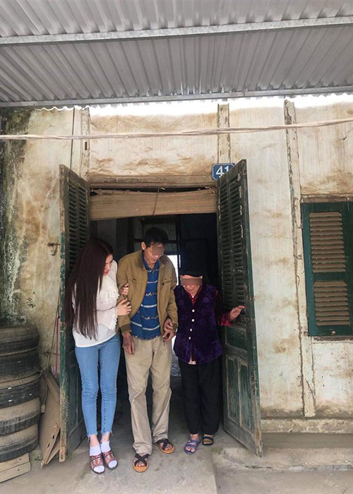 Sau scandal bán dâm, Thư Dung từng có khoảng thời gian về quê nhà Hà Giang để chăm bố bệnh tật, phụ mẹ bán trái cây ngoài chợ. Ảnh: Vietnamnet