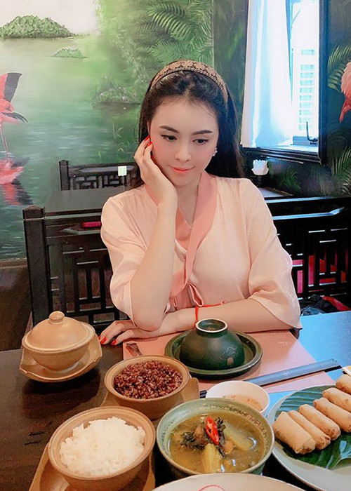 Chân dài gốc Hà Giang ngó lơ những bình luận trái chiều về việc đi từ thiện, đi chùa.