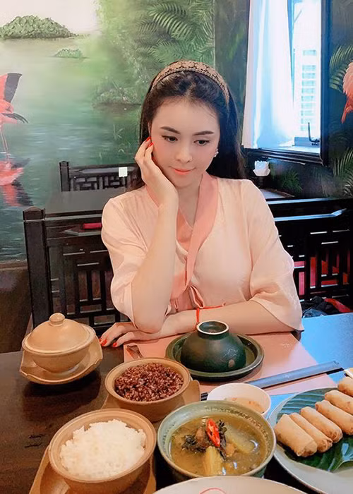 Chân dài gốc Hà Giang ngó lơ những bình luận trái chiều về việc đi từ thiện, đi chùa.