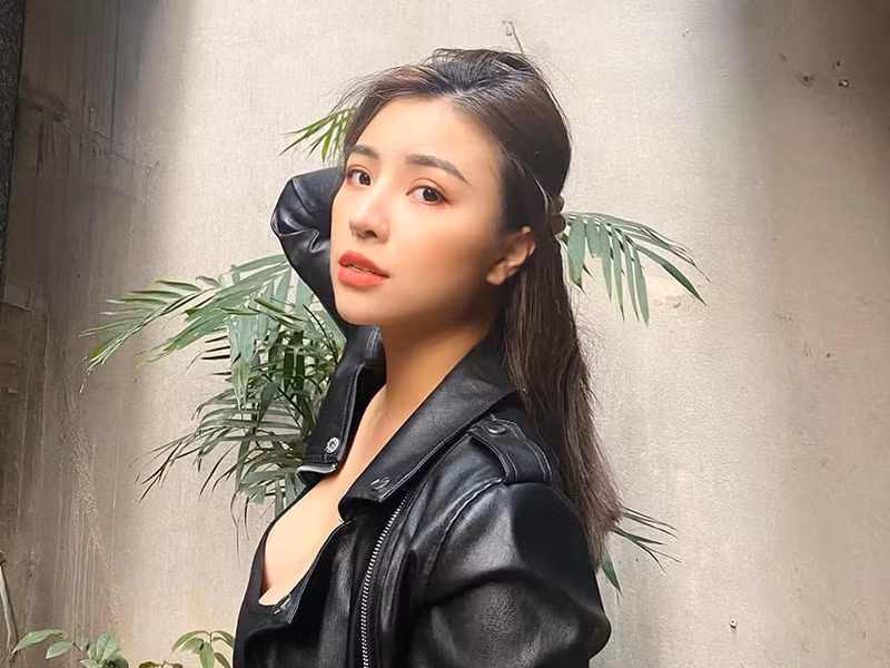 Liên Tít sở hữu gương mặt xinh đẹp cùng vóc dáng gợi cảm.