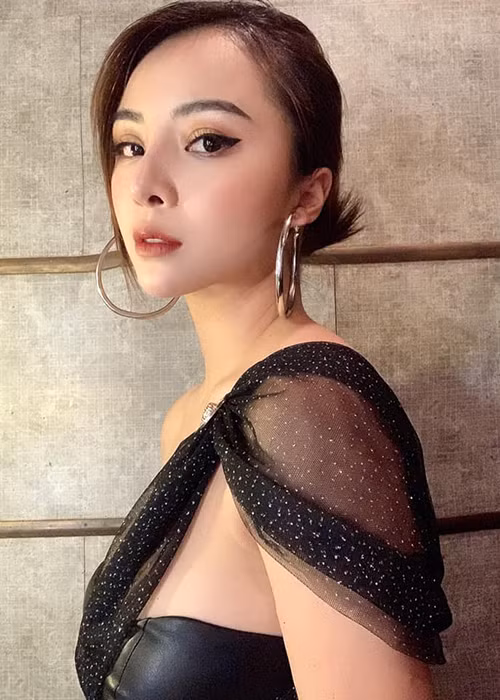 Nữ diễn viên sinh năm 1993 còn đóng không ít phim hài như "Làng ế vợ 6", "Đại gia chân đất 10".