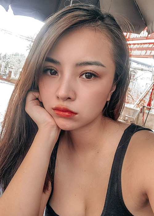 Liên Tít sửa mũi, độn cằm và nâng ngực.