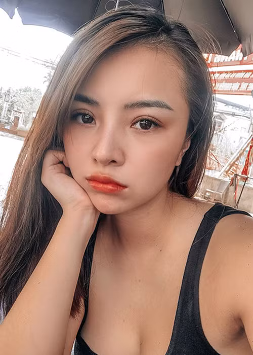 Liên Tít sửa mũi, độn cằm và nâng ngực.