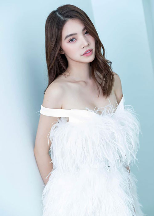 Chân dài sinh năm 1997 sở hữu đôi môi tều gợi cảm được cho là hoàn toàn tự nhiên.