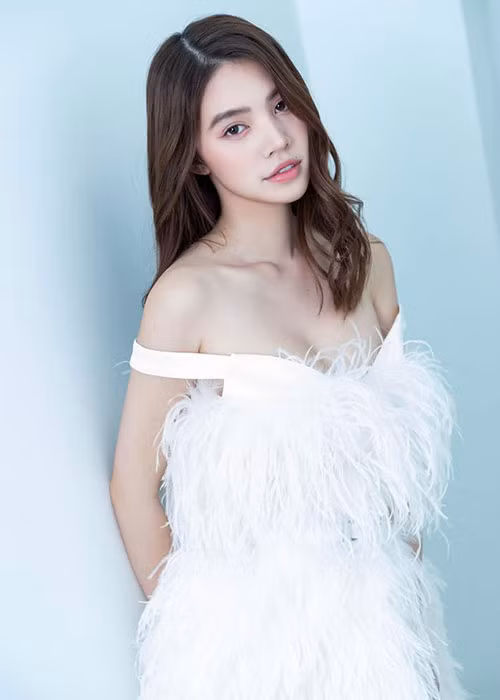 Chân dài sinh năm 1997 sở hữu đôi môi tều gợi cảm được cho là hoàn toàn tự nhiên.