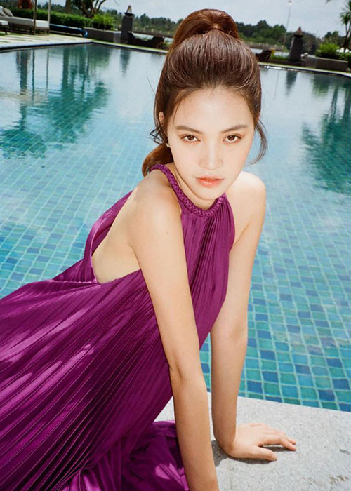 Năm 2019, Jolie Nguyễn bị nghi hẹn hò cầu thủ nổi tiếng của câu lạc bộ Chelsea - Ross Barkley. Khi được hỏi về bạn trai tin đồn, chân dài chia sẻ, cả hai gặp nhau vào tháng 5/2019 nhưng quyết giữ im lặng về nghi vấn tình cảm.