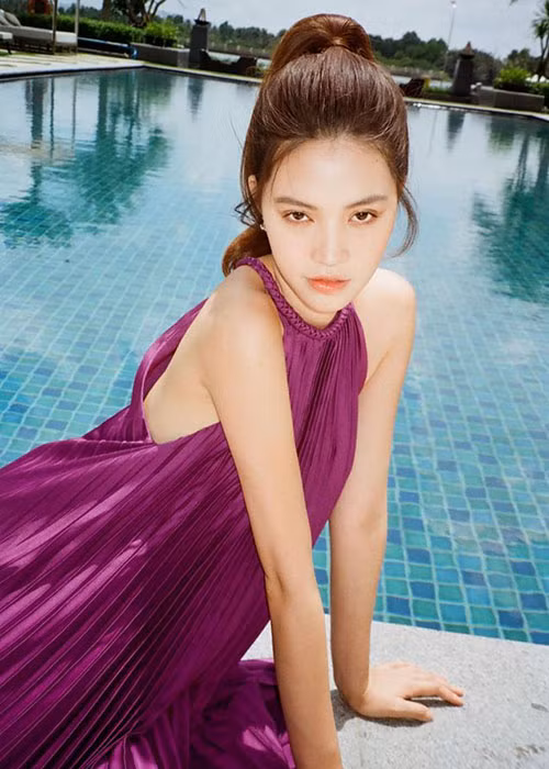 Năm 2019, Jolie Nguyễn bị nghi hẹn hò cầu thủ nổi tiếng của câu lạc bộ Chelsea - Ross Barkley. Khi được hỏi về bạn trai tin đồn, chân dài chia sẻ, cả hai gặp nhau vào tháng 5/2019 nhưng quyết giữ im lặng về nghi vấn tình cảm.