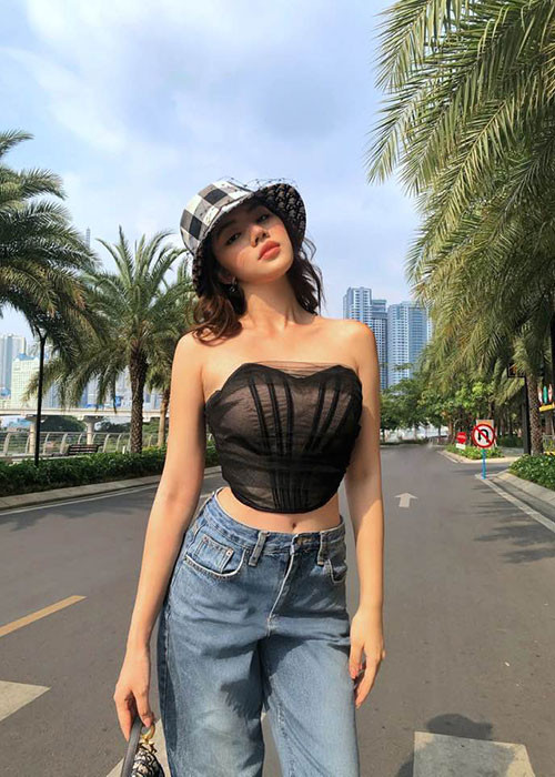 Jolie Nguyễn được biết đến là tiểu thư con nhà giàu Việt Nam. Cô thường xuyên xuất hiện với hình ảnh vô cùng sang chảnh với phụ kiện hàng hiệu, siêu xe, du lịch sang trọng từ châu Á đến châu Âu.