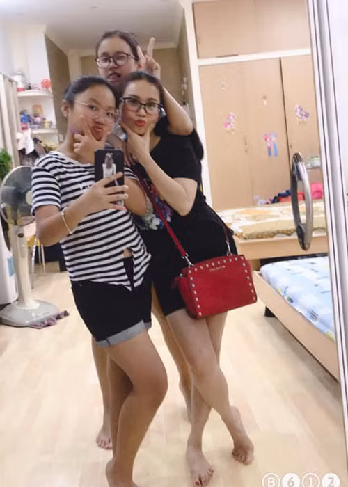 Nữ ca sĩ từng chia sẻ, cô luôn thích mặc quần jeans, áo thun đi chợ mua đồ cho con, mua đồ về nấu ăn cho gia đình, tối tối vẫn thích cùng ông xã đi ăn quán cóc hay cùng bạn bè ăn ốc bụi.