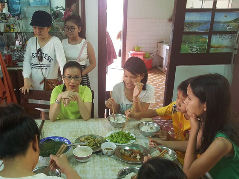 Nữ ca sĩ cảm thấy vui hơn khi được lên báo với hình ảnh mặt mộc, mặc giản dị.