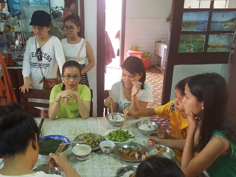 Nữ ca sĩ cảm thấy vui hơn khi được lên báo với hình ảnh mặt mộc, mặc giản dị.