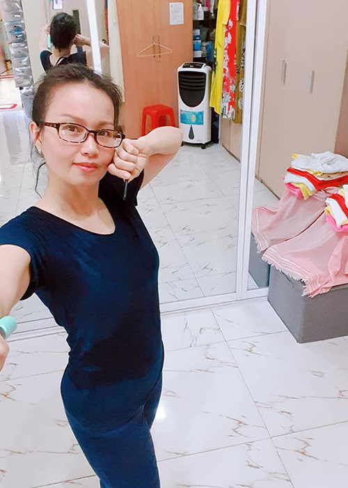 "Cẩm Ly ở ngoài đời thường, quần áo 2, 3 triệu cũng không mặc bao giờ... Khi Ly lên sân khấu diễn thì phải đẹp, nhưng 10 phút thôi là "bả" dứt khoát tẩy trang, mặc đồ bộ rồi mới đi ăn với bạn bè", ông xã của Cẩm Ly cho hay.