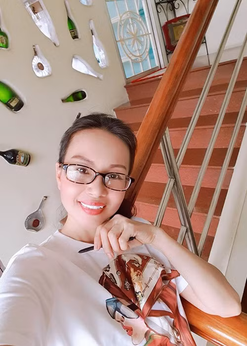 Trong mắt nhạc sĩ Minh Vy, Cẩm Ly là một người vợ nội trợ đảm đang nhiều hơn là một ca sĩ.