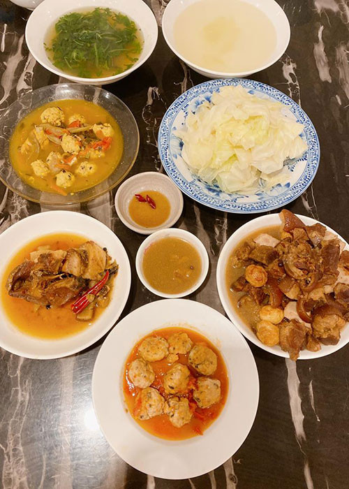 Vợ cũ của Doãn Tuấn tự tay vào bếp trổ tài nấu nướng với những món ăn đảm bảo chất dinh dưỡng.