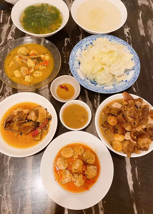 Vợ cũ của Doãn Tuấn tự tay vào bếp trổ tài nấu nướng với những món ăn đảm bảo chất dinh dưỡng.