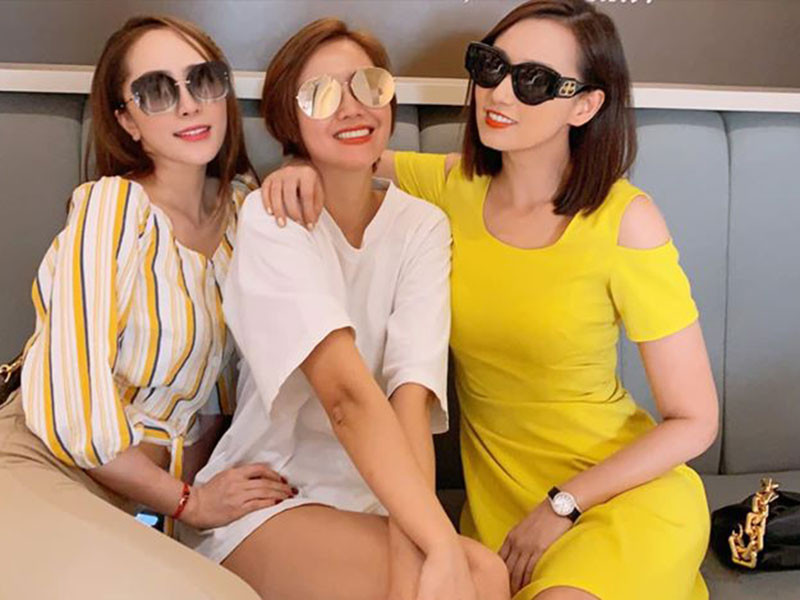Quỳnh Nga chia sẻ bức ảnh xinh đẹp trong chuyến du lịch cùng hình ảnh gặp gỡ bạn bè.