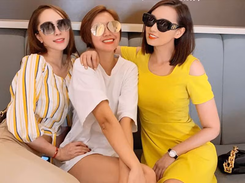 Quỳnh Nga chia sẻ bức ảnh xinh đẹp trong chuyến du lịch cùng hình ảnh gặp gỡ bạn bè.