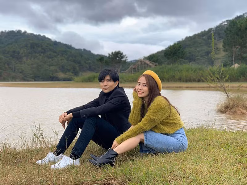 Trước khi ly hôn Doãn Tuấn, Quỳnh Nga hoạt động nghệ thuật khá cầm chừng để có thời gian chăm lo cho gia đình. Tuy nhiên, sau khi trở lại cuộc sống độc thân, cô tích cực đóng phim, dự sự kiện, ca hát.