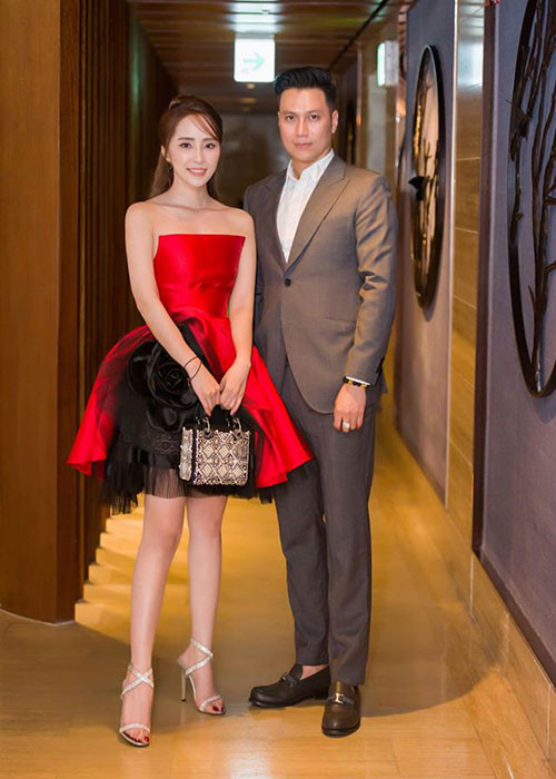 Chia sẻ về Việt Anh, Nhã của "Về nhà đi con" khen đồng nghiệp là người ga-lăng, ấm áp, rất yêu chiều các đàn em trong nhóm chơi chung. Ngoài ra, trong mắt của Quỳnh Nga, Việt Anh còn là mẫu đàn ông kiếm được tiền, có sức hút. Tuy nhiên, Quỳnh Nga sẽ không chọn Việt Anh vì thấy bây giờ anh hơi phức tạp. Mời quý độc giả xem video "Quỳnh Nga chia sẻ lý do ly hôn và tin đồn là người thứ 3". Nguồn VTC