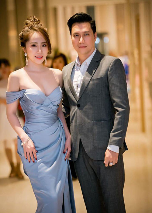 Quỳnh Nga từng vướng nghi vấn hẹn hò Việt Anh. Ngoài ra, cô còn bị nghi là người thứ ba chen vào cuộc hôn nhân của Việt Anh và Trần Hương. Tuy nhiên, Quỳnh Nga khẳng định đây chỉ là những tin đồn. Phía vợ cũ của Việt Anh cũng phủ nhận Quỳnh Nga là người thứ ba.