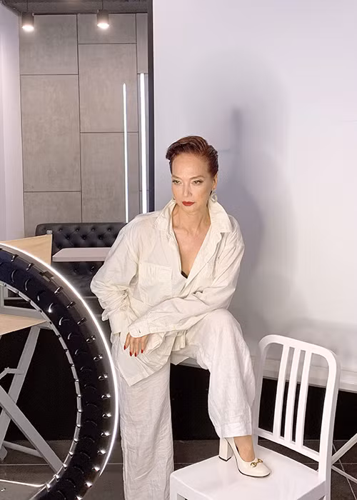 Tạo hình cá tính, mạnh mẽ của NSND Lê Khanh nhận được sự chú ý của nhiều khán giả. Ảnh: Dân Việt